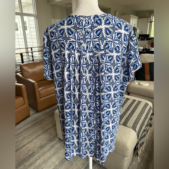 LOFT Blue and White Tile Print Short Sleeve blouse - Picture 7 of 11